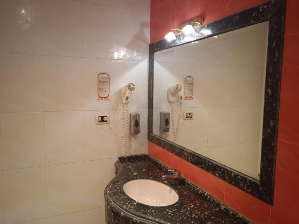 Zayed Hotel Giza Bagian luar foto